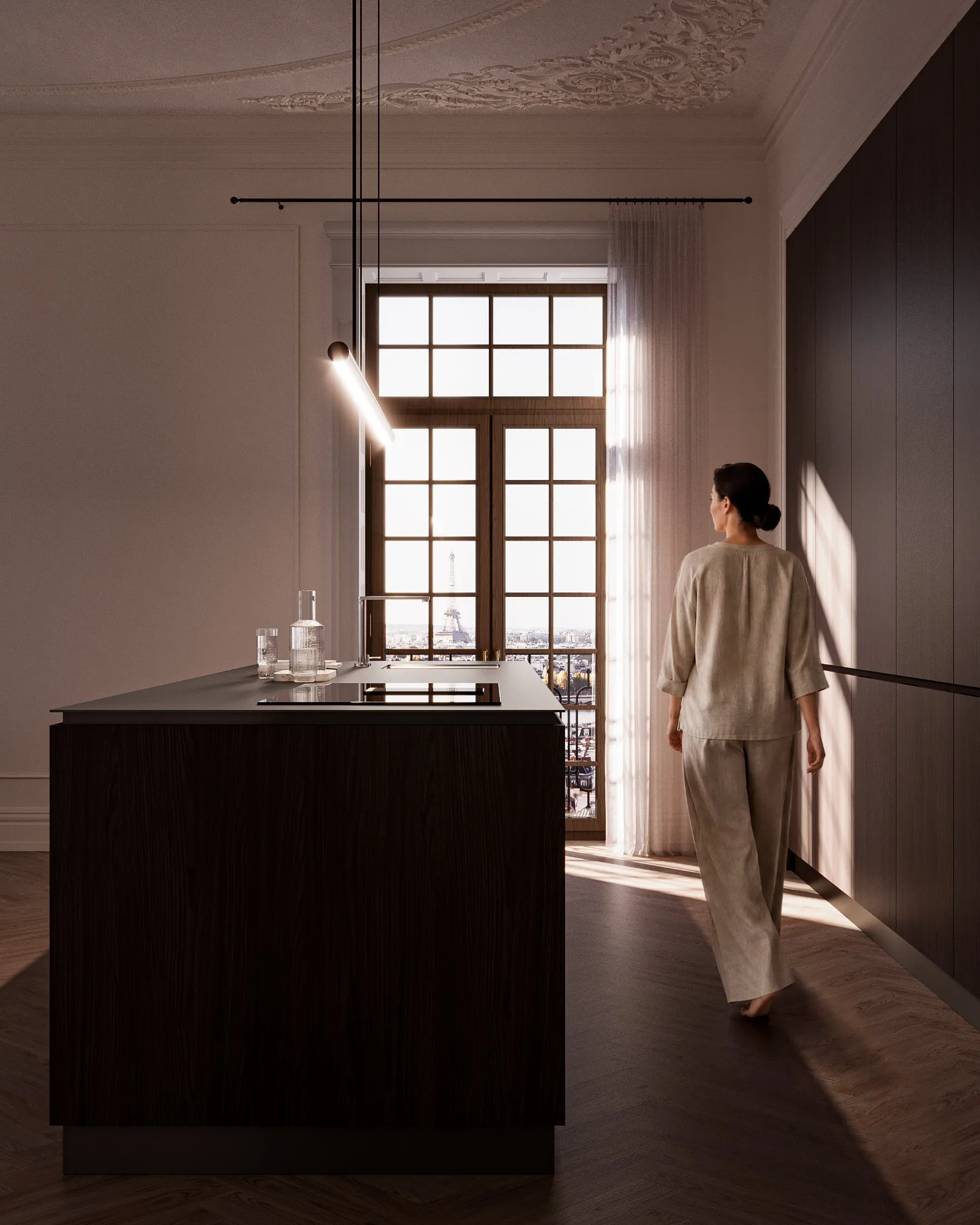 Donna in un interno con cucina scura e finestra ad arco